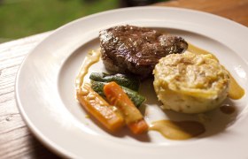 Genießen im Weinviertel, © Weinviertel Tourismus / Wurnig Ein Teller mit Steak, Gemüse und Kartoffelgratin.