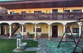 Arkadenhof Schneider, © Arkadenhof Schneider Innenhof mit Arkaden, Balkon, Schaukel und Brunnen.