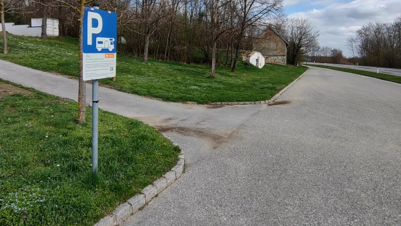 Wohnmobilstellplatz Wenzersdorf, © Gemeinde Gnadendorf Wohnmobilstellplatz mit Parkplatzschild und Bäumen im Hintergrund.