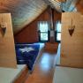 Matratzenlager, © Buschberghütte Ein gemütliches Matratzenlager in einem Dachgeschoss mit Holzverkleidung und zwei Fenstern.
