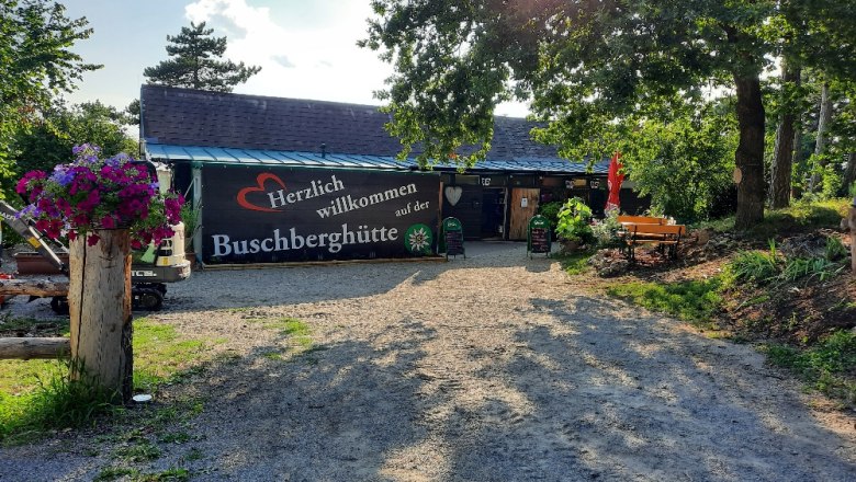 Entrance area, © Buschberghütte Entrance area of the Buschberghütte with welcome sign and flowers.