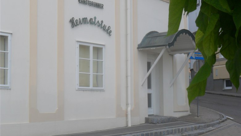 Entrance to a building with the inscription 'Ernstbrunner Heimatstube'.
