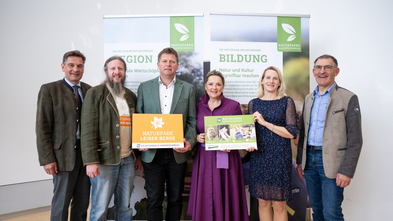 Naturparke wie der Naturpark Leiser Berge stärken Niederösterreichs Regionen
(v.l.n.r.): Werner Krammer (Obmann Verein Naturparke Niederösterreich, Alexander Ernst (Ge-schäftsführer Naturpark Leiser Berge), Gerhard Toifl (Bürgermeister Ernstbrunn), Naturschutz-Landesrat Susanne Rosenkranz, Sandra Klingelhöfer (Leiterin der Naturschutzabteilung des Lan-des Niederösterreich) Rudolf Pfennigbauer (Vizebürgermeister Gnadendorf, Naturparkgemeinde Leiser Berge)
