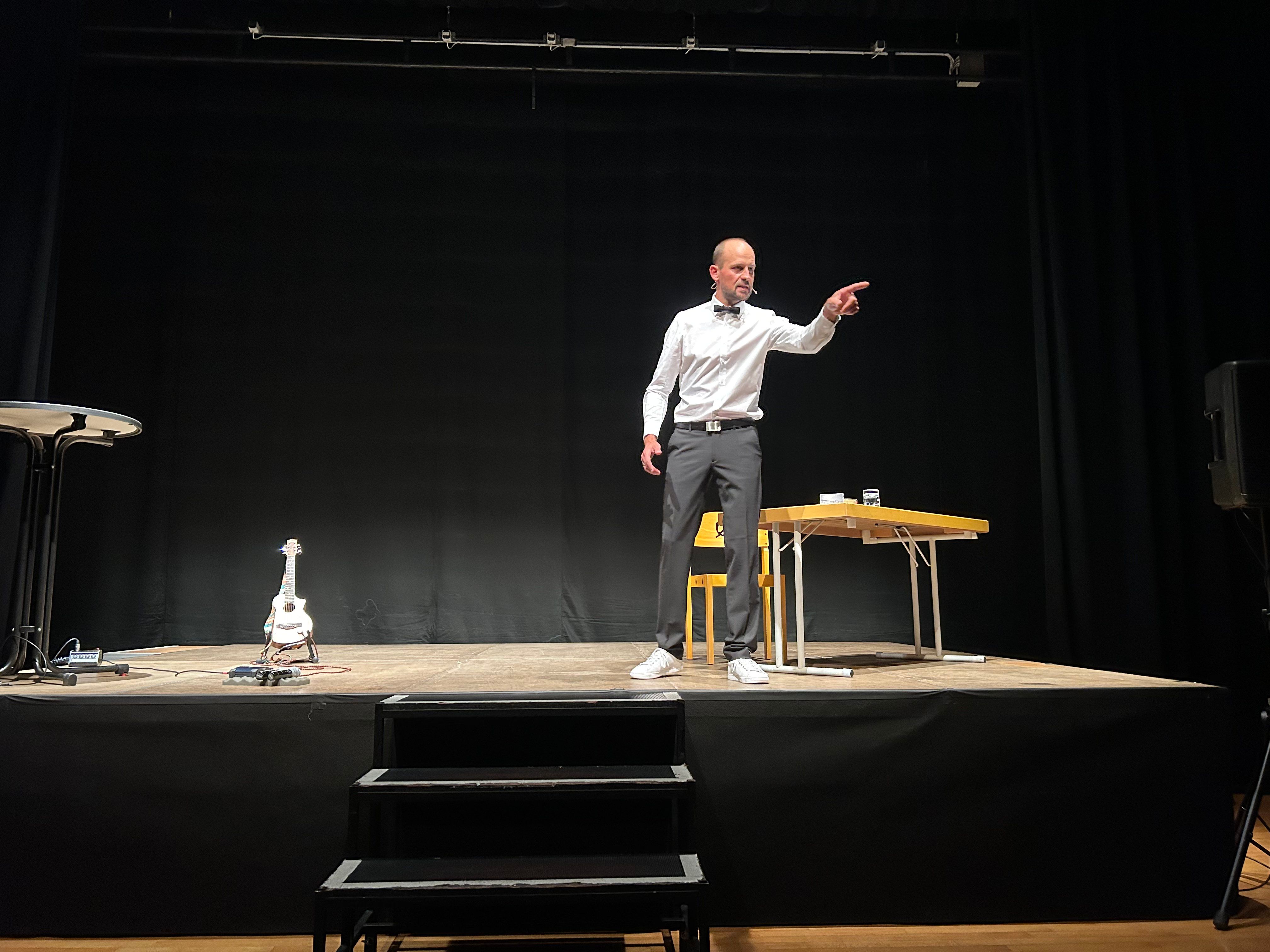 Kabarettist auf Bühne im Stadtsaal Mistelbach 