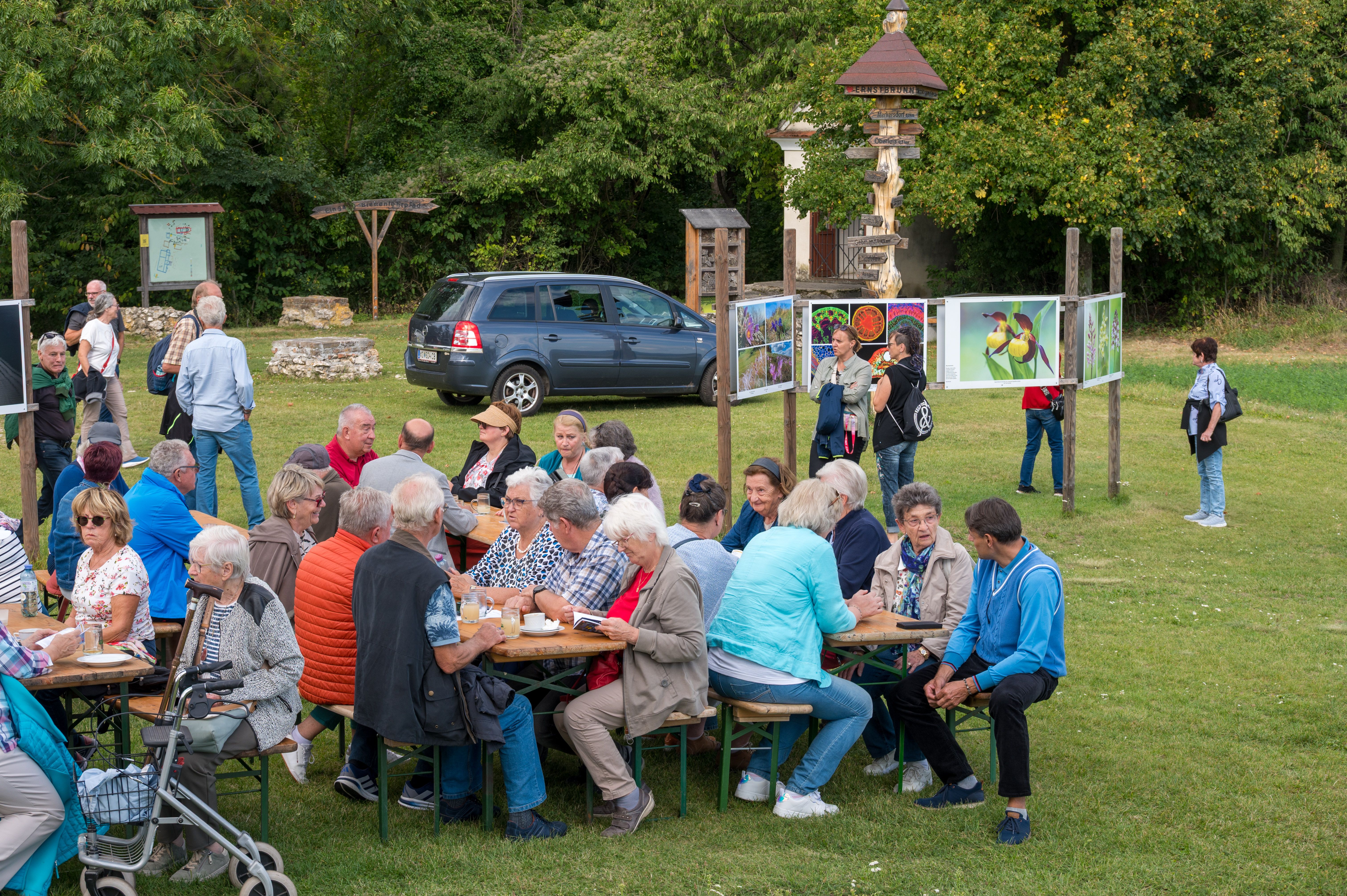 Besucher:innen bei Fotoausstellung im Rahmen des Naturparkfestes