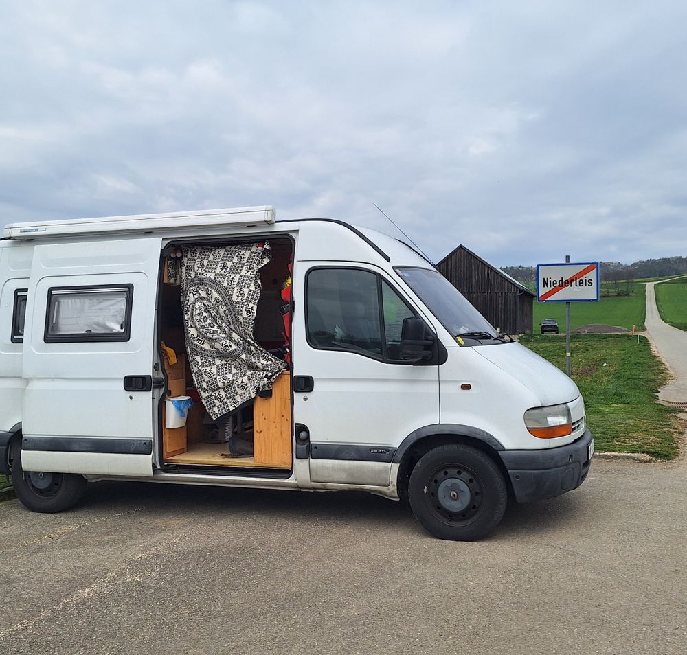 weißer Campingbus bei Ortsschild Niederleis vor Feldstraße zum Buschberg