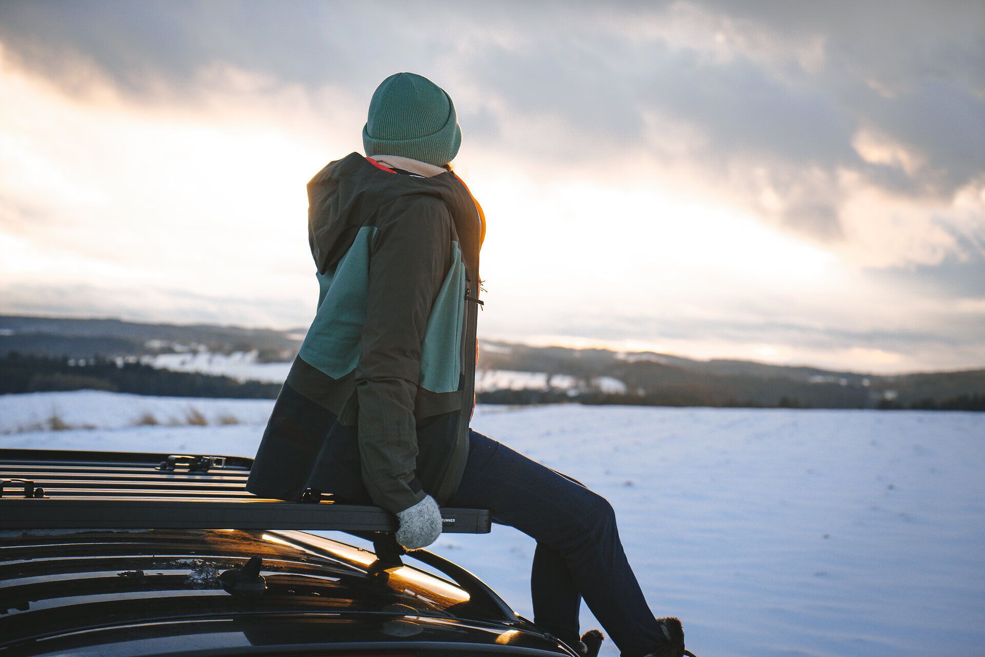 Ein stiller Wintermorgen entfaltet seine Magie, während die ersten Sonnenstrahlen über die schneebedeckten Hügel blitzen. Die frische, kalte Luft lädt dazu ein, die unberührte Natur zu erkunden und die Ruhe des Waldes zu genießen. Ein perfekter Moment, um die Schönheit der winterlichen Landschaft in vollen Zügen zu erleben.