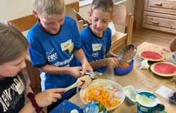 Kinder beim Zubereiten eines gesunden Aufstrichs 
