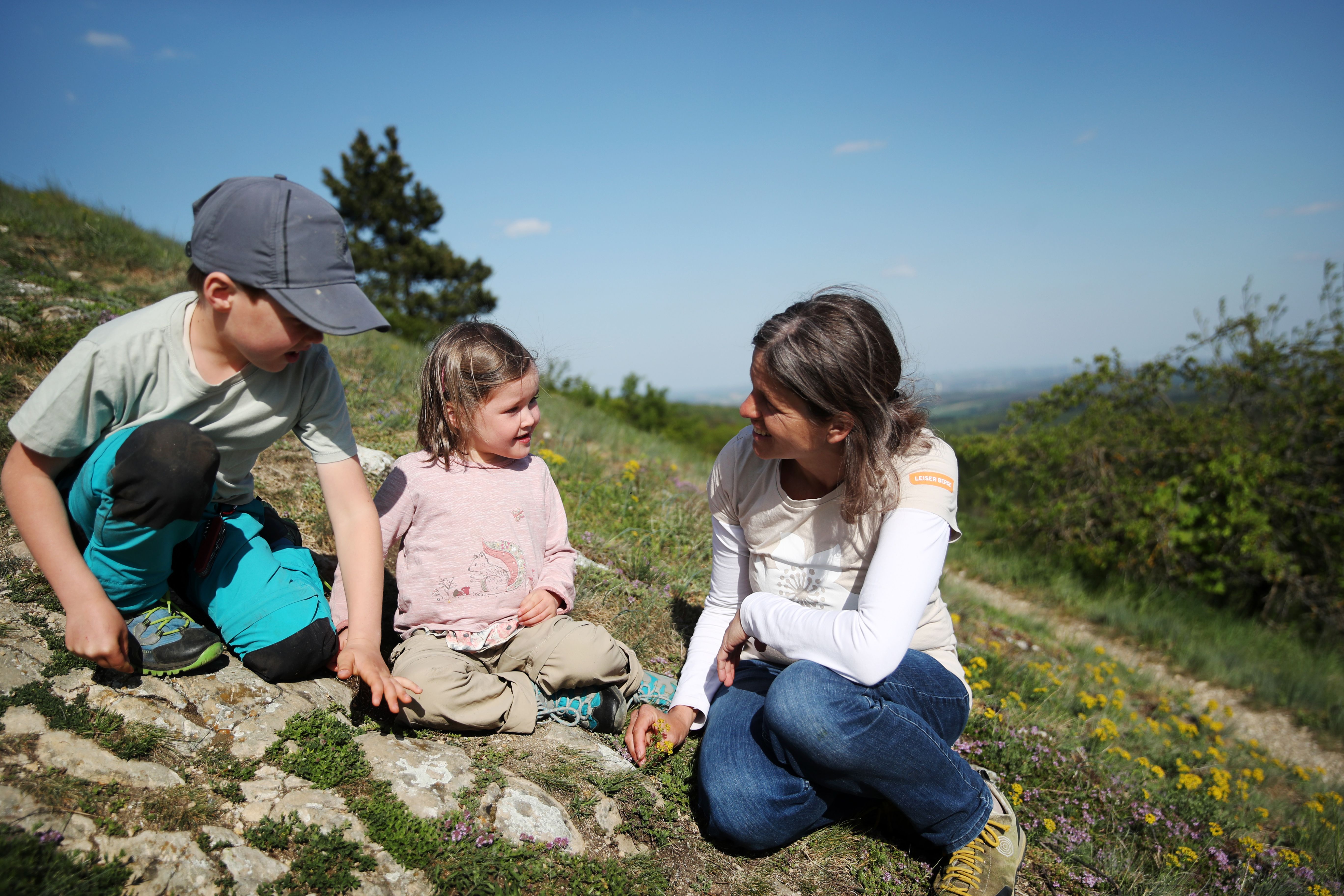 Naturvermittlung mit Kindern auf den Felstrockenrasen des Buschbergs im Naturpark Leiser Berge.