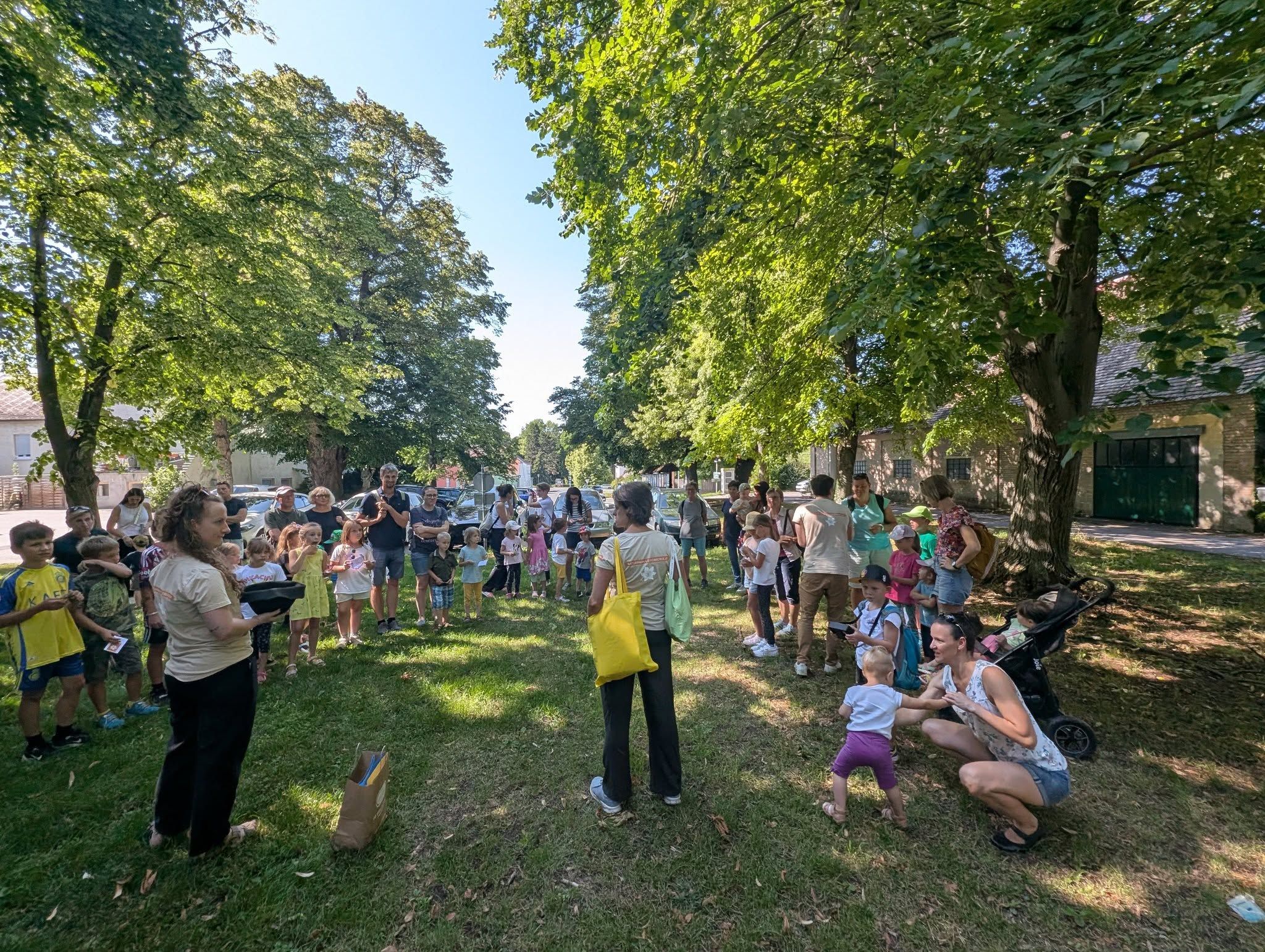 Kinder und Eltern bei KLAR! Ferienspiel in der Ladendorfer Lindenallee  