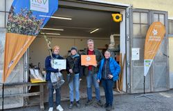 Personen bei Abholstation der bestellten Hecken