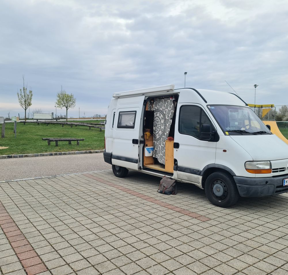 Stellplatz Ernstbrunn am Parkplatz vor Motorikpark und Sportplatz
