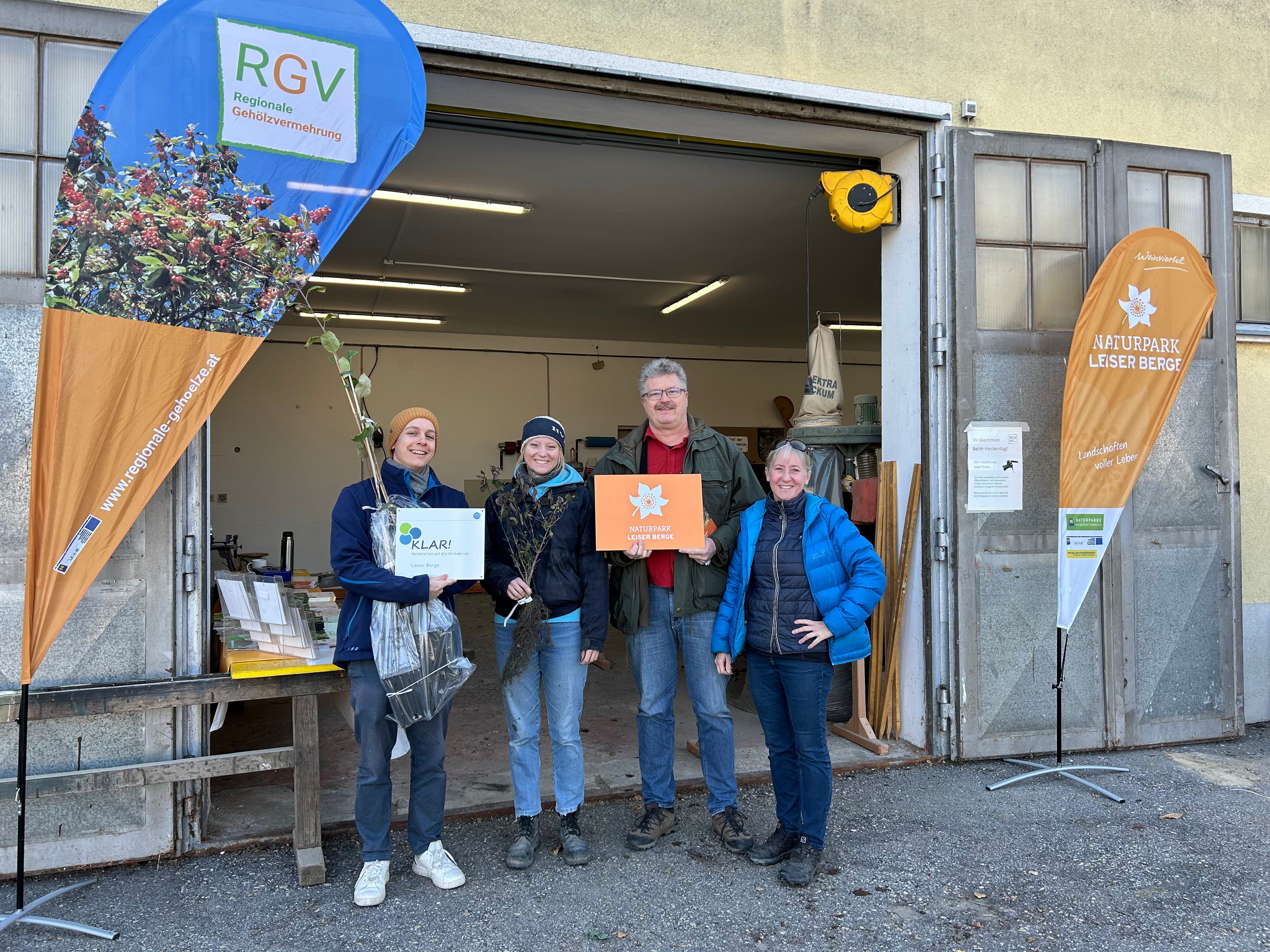 Personen bei Abholstation der bestellten Hecken