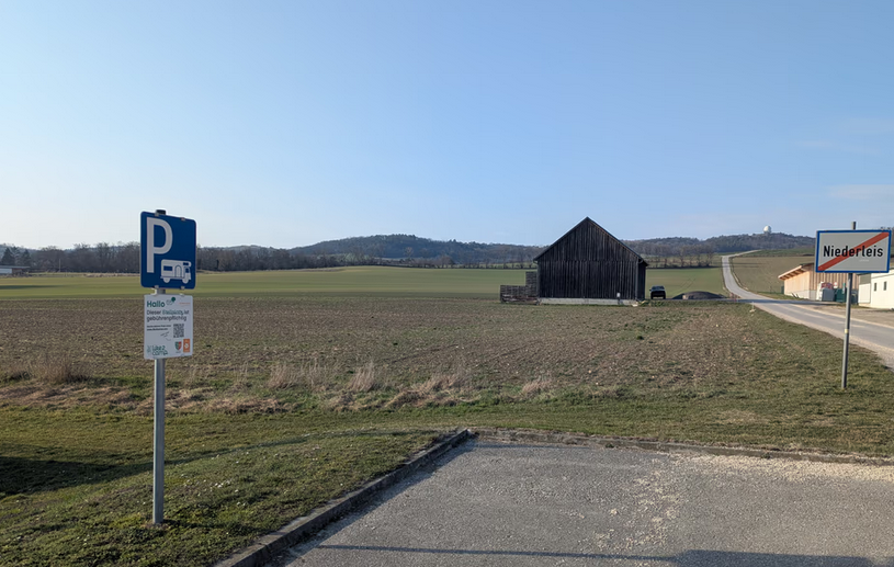 Stellplatz in der Gemeinde Niederleis neben Sportplatz