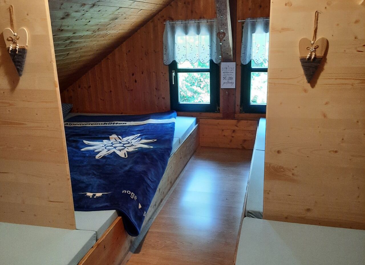 Matratzenlager in der Buschberghütte mit Fensterblick