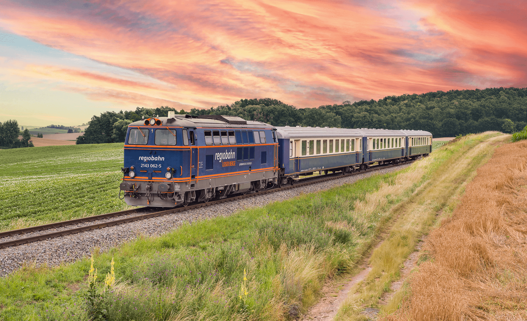 Regiobahn fährt durch Landschaft Leiser Berge
