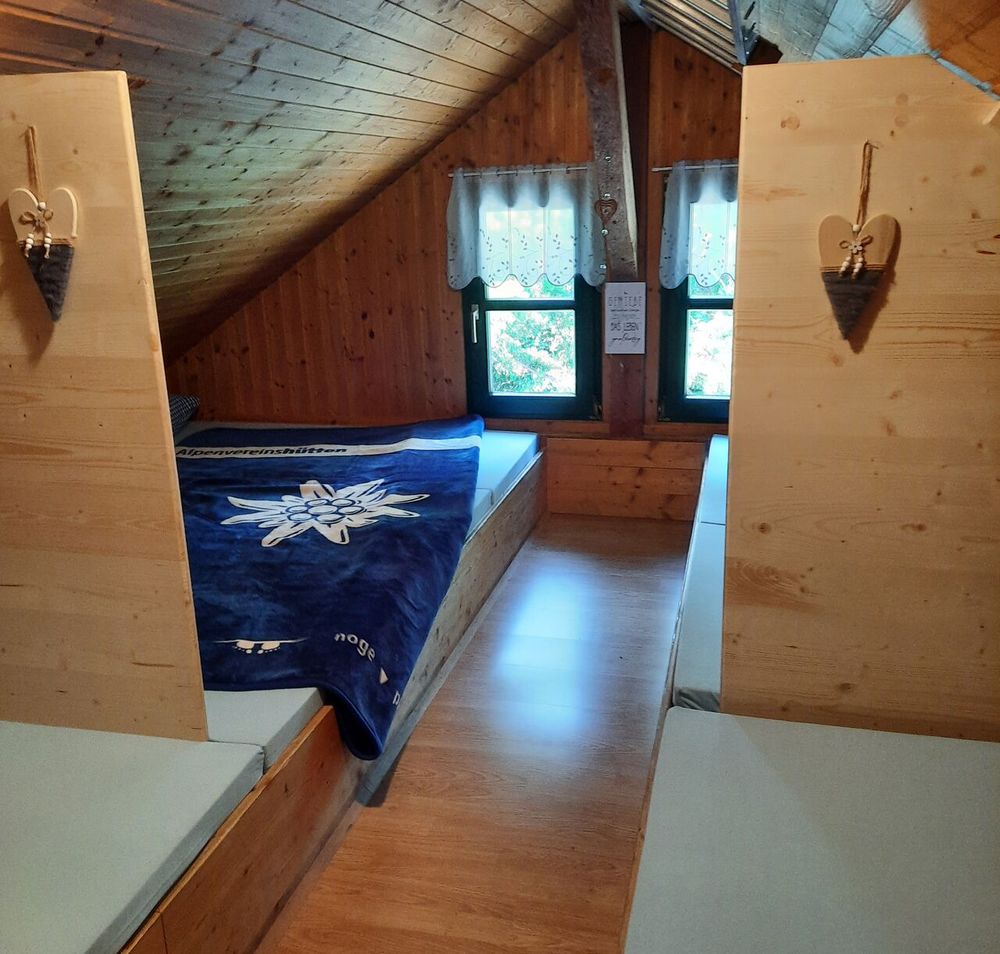 Matratzenlager in der Buschberghütte mit Fensterblick