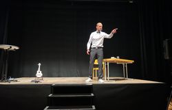 Kabarettist auf Bühne im Stadtsaal Mistelbach 