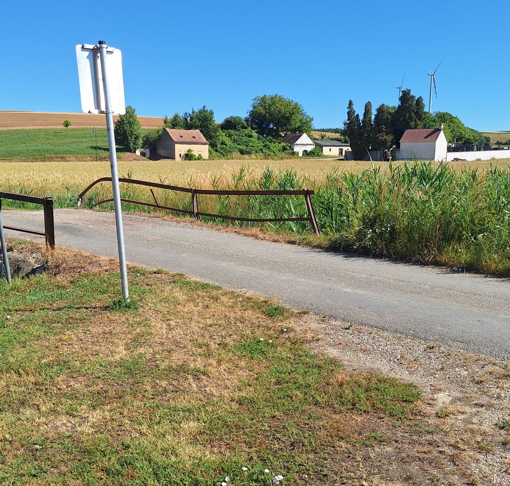 Parkpläche vor einer alten Brücke mit Blick auf eine Kellergasse