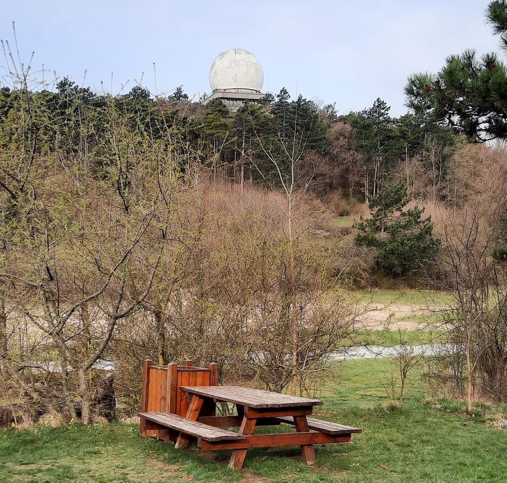 Blick zum Buschbergparkplatz und der Kugel
