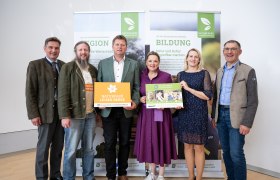 Naturparke wie der Naturpark Leiser Berge stärken Niederösterreichs Regionen
(v.l.n.r.): Werner Krammer (Obmann Verein Naturparke Niederösterreich, Alexander Ernst (Ge-schäftsführer Naturpark Leiser Berge), Gerhard Toifl (Bürgermeister Ernstbrunn), Naturschutz-Landesrat Susanne Rosenkranz, Sandra Klingelhöfer (Leiterin der Naturschutzabteilung des Lan-des Niederösterreich) Rudolf Pfennigbauer (Vizebürgermeister Gnadendorf, Naturparkgemeinde Leiser Berge)
