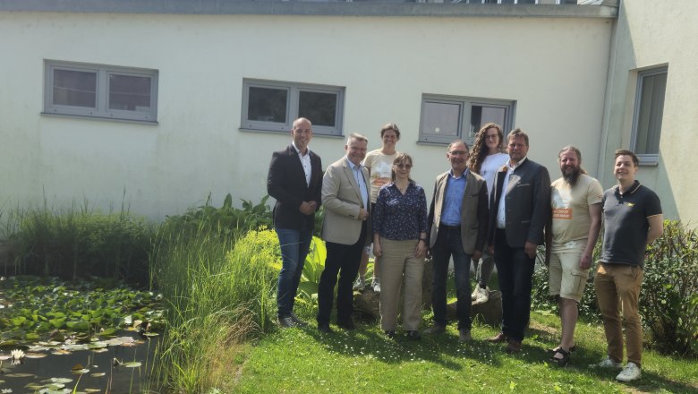 (l.n.r.: Klaus Mantler- Bürgermeister Niederleis, Oskar Schmit- Bürgermeister Ladendorf, Franziska Denner- Bildung Naturpark Leiser Berge, Martina Kainz- Management Wilde Weiden Leiser Berge, Rudolf Pfennigbauer- Vizebürgermeister Gnadendorf, Sandra Thornton- Naturpark Leiser Berge, Gerhard Toifl- Bürgermeister Ernstbrunn, Alexander Ernst- Geschäftsführer Naturpark Leiser Berge, Richard Nieschalk- KLAR!- und Kleinregionsmanager)