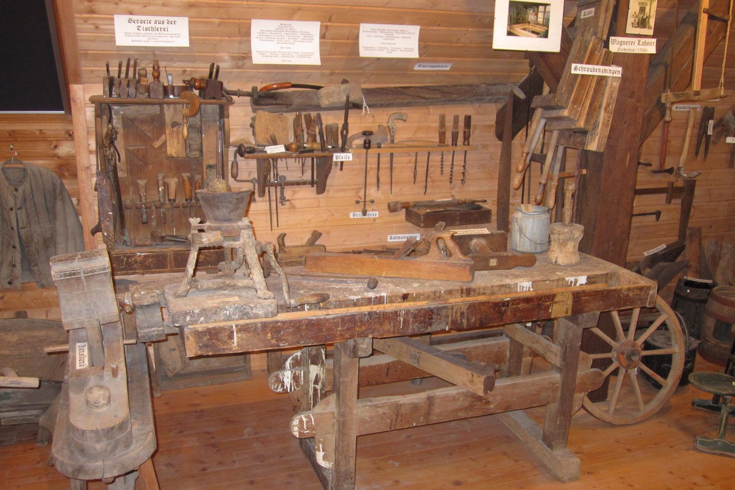Alte Tischlerwerkzeuge in einem Museum ausgestellt.