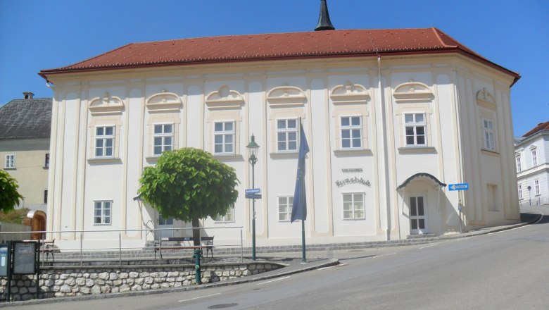 A historic building with the inscription 'Heimatmuseum' and a tree in front of it.