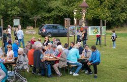 Besucher:innen bei Fotoausstellung im Rahmen des Naturparkfestes
