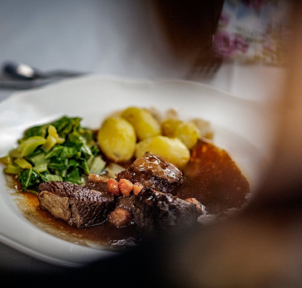 Kulinarik-Veranstaltung Gedanken-Gänge in der Dorfpension Mariahilfberg in Gutenstein. Inspirierender Gedankenaustausch trifft auf gutes Essen. Mit Präsidentin der Raimundgesellschaft Dany Sigel und Festpiel-Star Rzudi Roubinek