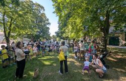 Kinder und Eltern bei KLAR! Ferienspiel in der Ladendorfer Lindenallee  