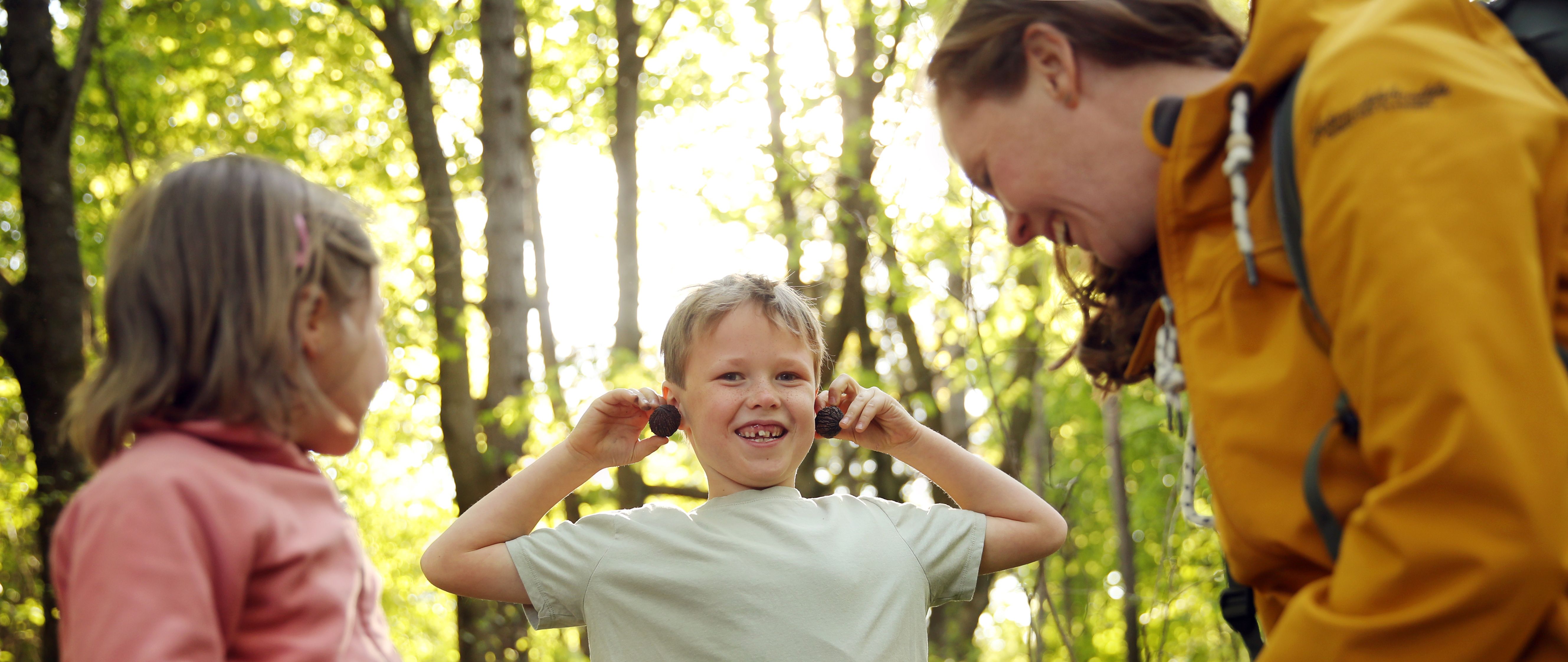 Familie entdeckt spielerisch die Natur im Wald des Naturparks Leiser Berge.