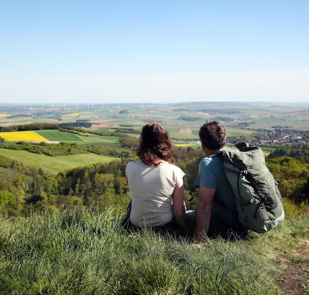 Ein Pärchen genießt die Aussicht vom Buschberg