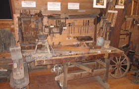 Alte Tischlerwerkzeuge in einem Museum ausgestellt.